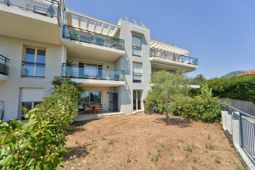 Lovely 1BR with garden, private parking & Sea View in Saint-Pancrace