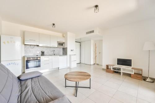 Lovely 1BR with garden, private parking & Sea View in Saint-Pancrace