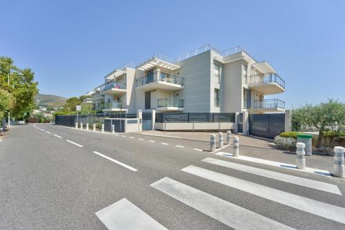 Lovely 1BR with garden, private parking & Sea View in Saint-Pancrace