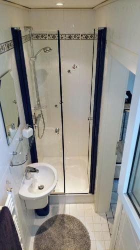 Shower, Zimmer mit eigenem Bad und eigenem Eingang in Bad Oeynhausen