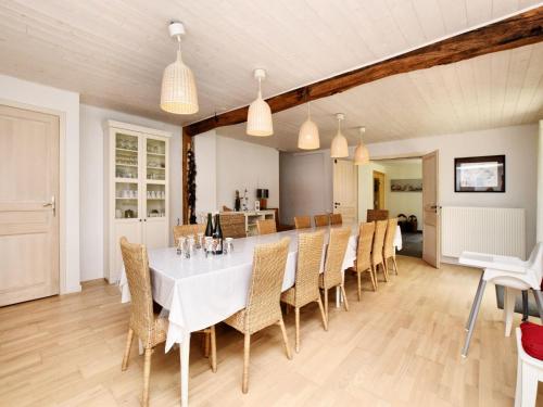 Létesítmények, Fine group house with sauna garden in Chiny
