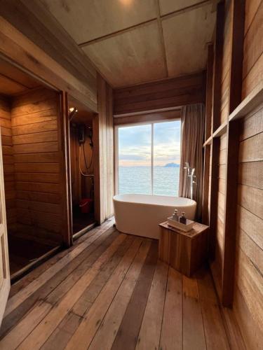 Sisipan Island Resort in Pulau Bum Bum