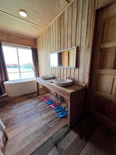 Sisipan Island Resort in Pulau Bum Bum