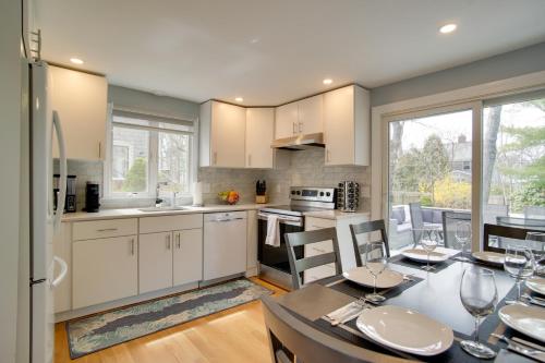 Cape Cod Family Home with Yard Walk To Beach! in West Yarmouth, USA
