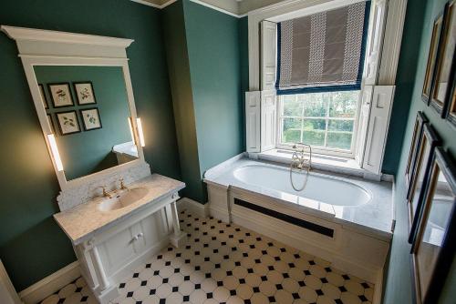 Saltmarshe Hall - image 11