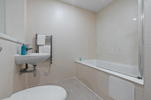 2 Bed, 2 Bath New Build Apartment next to Albert Dock Liverpool & M&S Bank Arena - With Juliet Balcony - Monarchs Quay Arena Apartments - Close to Liverpool ONE Shopping, Exhibition Centre Liverpool, Pullman Hotel, Bars & Restaurants, Liverpool (photo 6)