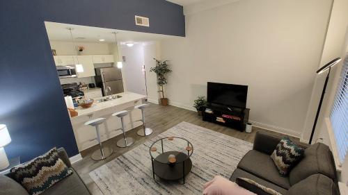 Luxury apartment king bed with 2 beds-free parking