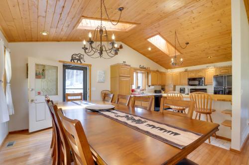 Lovely Terra Alta Cabin Less Than 1 Mi to Alpine Lake in Terra Alta, USA