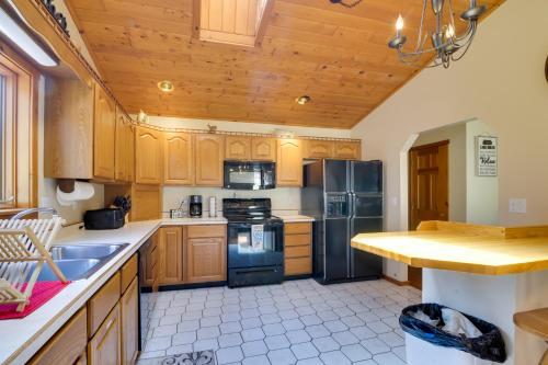 Lovely Terra Alta Cabin Less Than 1 Mi to Alpine Lake in Terra Alta, USA