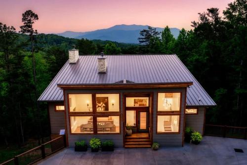 Legend - Cabin for 22 with Pool & Sports Simulator, Sevierville (foto 4)