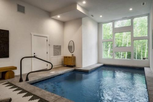 Legend - Cabin for 22 with Pool & Sports Simulator, Sevierville (foto 2)