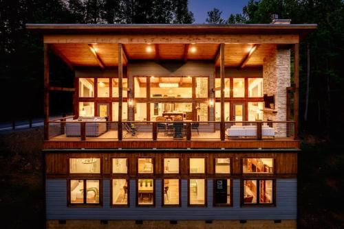 Legend - Cabin for 22 with Pool & Sports Simulator, Sevierville (foto 3)