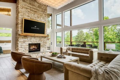 Legend - Cabin for 22 with Pool & Sports Simulator, Sevierville