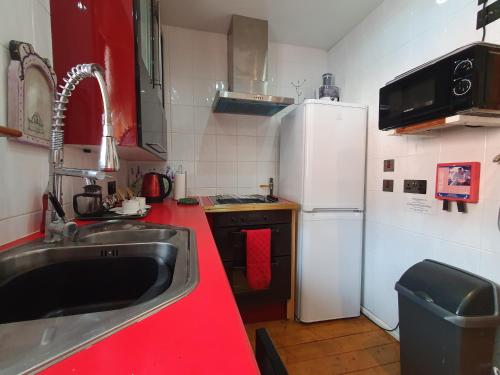 F1 MAISON 108 - Holiday Home - Full Kitchen - Street FREE PARKING, NETFLIX - 68Mbps BT WIFI - DVD's  near Cardiffi repülőtér