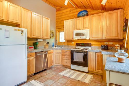 Hot Tub Hideaway w/ Views & Deck in Fairplay! in Alma (CO)