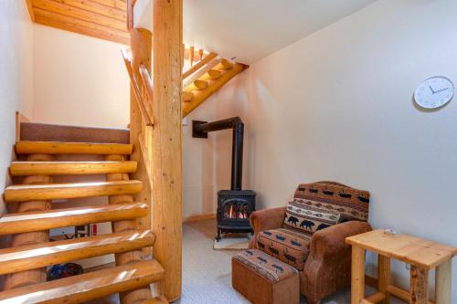 Hot Tub Hideaway w/ Views & Deck in Fairplay! in Alma (CO)