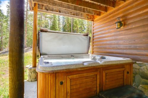 Hot Tub Hideaway w/ Views & Deck in Fairplay! in Alma (CO)