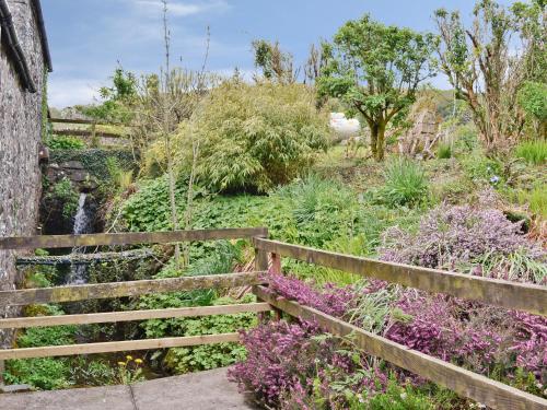 المنظر الخارجي, The Hen Hoose in نيوتون ستيوارت