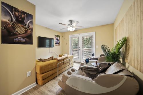 The Aloha House - Massage Chairs - 3 King Beds - Projector, Athens