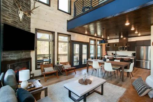 Mtn Luxury Prime - Indoor Pool & Arcade Near Town