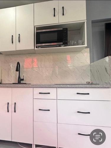 Modern Apartment, private Entrance, Private Backyard in Sunrise