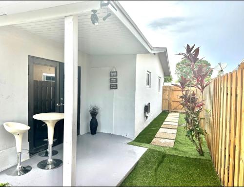 Modern Apartment, private Entrance, Private Backyard in Sunrise