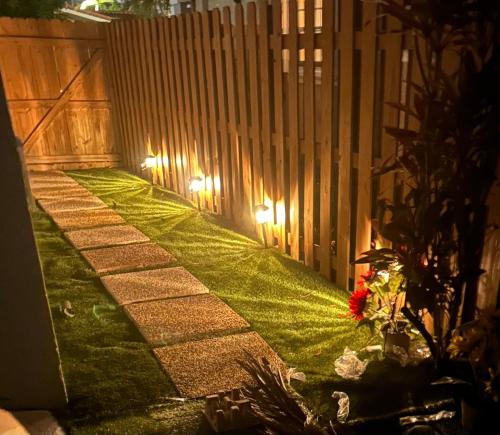 Modern Apartment, private Entrance, Private Backyard in Sunrise