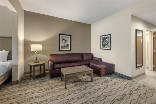 2 queen beds, 1 sofa bed