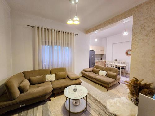 White House Korçë Guesthouse (White House Korce Guesthouse) in Москополе
