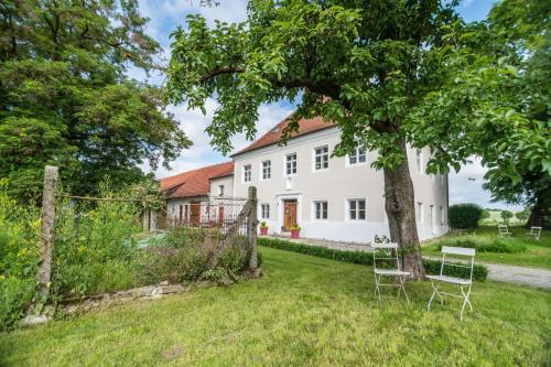Viesnīcas āriene, Historischer Pfarrhof Niederleierndorf in Langquaid