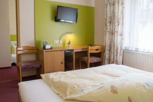 3 twin beds