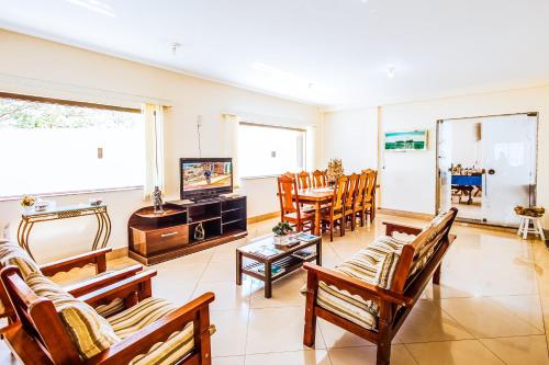 ห้องส่วนกลางสำหรับนั่งเล่น/ดูทีวี, VELINN Pousada Mirante da Praia Grande in อิลญาเบลา