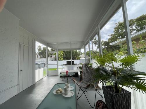 SuperVilla - 3BR/2BA - Pool - Walk to beach in Hollywood, USA