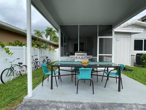 SuperVilla - 3BR/2BA - Pool - Walk to beach in Hollywood, USA