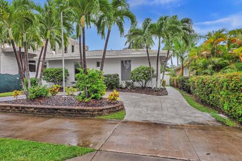 SuperVilla - 3BR/2BA - Pool - Walk to beach in Hollywood, USA