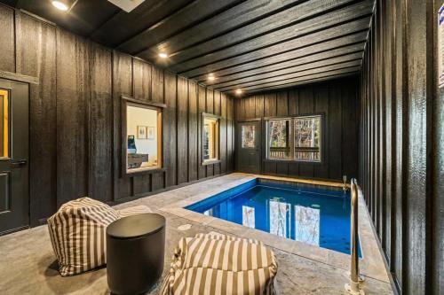 Parkway Pool Oasis - Pool Game Room & More, Sevierville