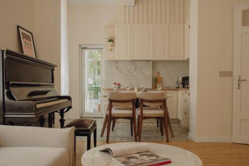 Elegant Escape-High Ceilings, Balcony & Piano by Flat Mаnager · Sofia