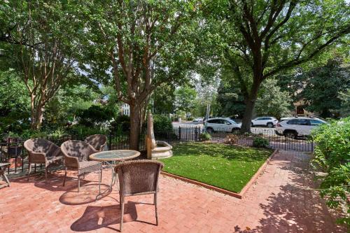 Private DC Retreat on Iconic East Capitol St near คาปิโตล ฮิลล์