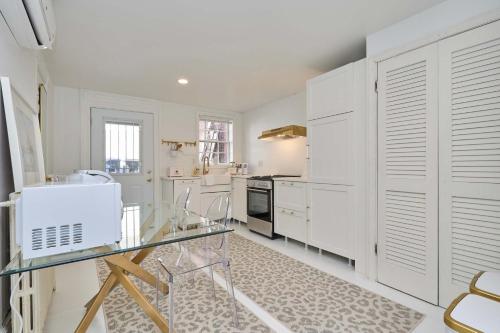 Private DC Retreat on Iconic East Capitol St near ศาลสูง