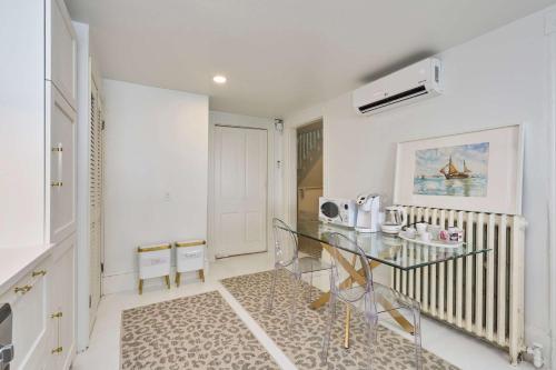 Private DC Retreat on Iconic East Capitol St near ศาลสูง