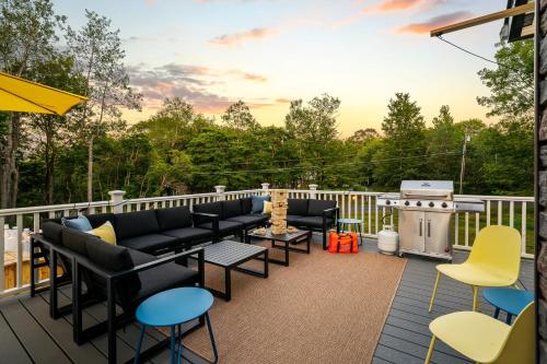 Sleeps 14 Hot Tub Sauna Game Room Fire Pit in Tobyhanna Township (PA)