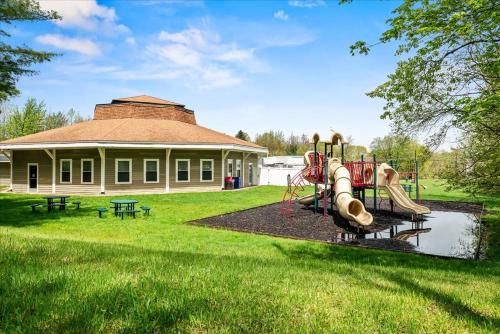 Sleeps 14 Hot Tub Sauna Game Room Fire Pit in Tobyhanna Township (PA)