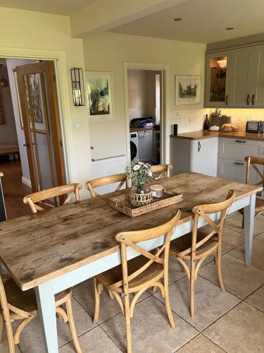 Meadow View - Entire 3 Bed House Near Stamford in Greitforda