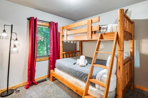 Chateau Sur Lamont Gatlinburg Cabin with Hot Tub! - image 26
