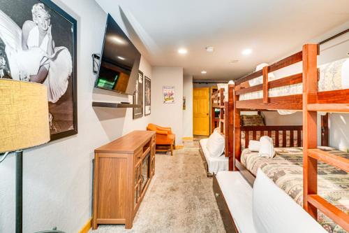 Chateau Sur Lamont Gatlinburg Cabin with Hot Tub! - image 18