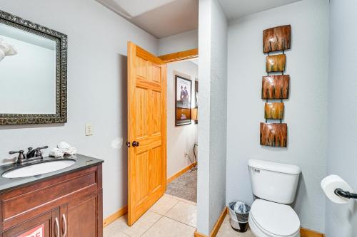 Chateau Sur Lamont Gatlinburg Cabin with Hot Tub! - image 23