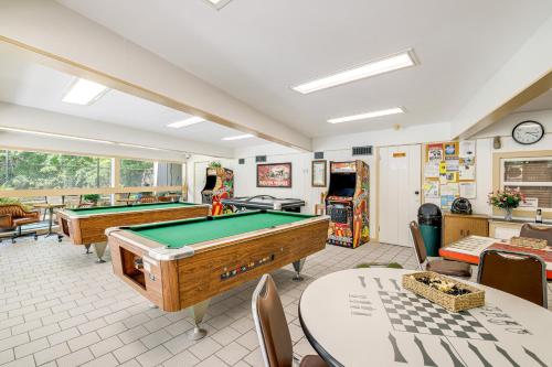 Chateau Sur Lamont Gatlinburg Cabin with Hot Tub! - image 39