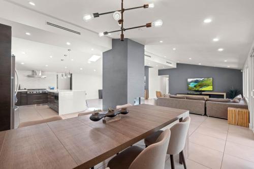 Hillside Modern Retreat with pool BBQ and MORE