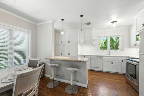 Cedros Serenity Stay in Sherman Oaks