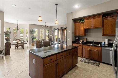 Shared Poolside Fun-Hot Tub-Gym & More in Ahwatukee